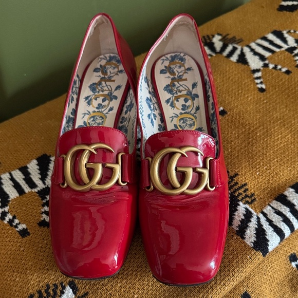 Gucci Red Patent Leather Flats with Gold Logo - Picture 6 of 11